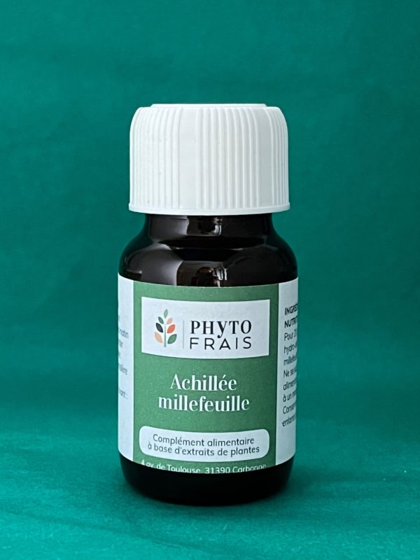 Flacon d'un complément alimentaire, de la marque Phytofrais, à base d'extraits d'achilée millefeuille sur fond vert émeraude