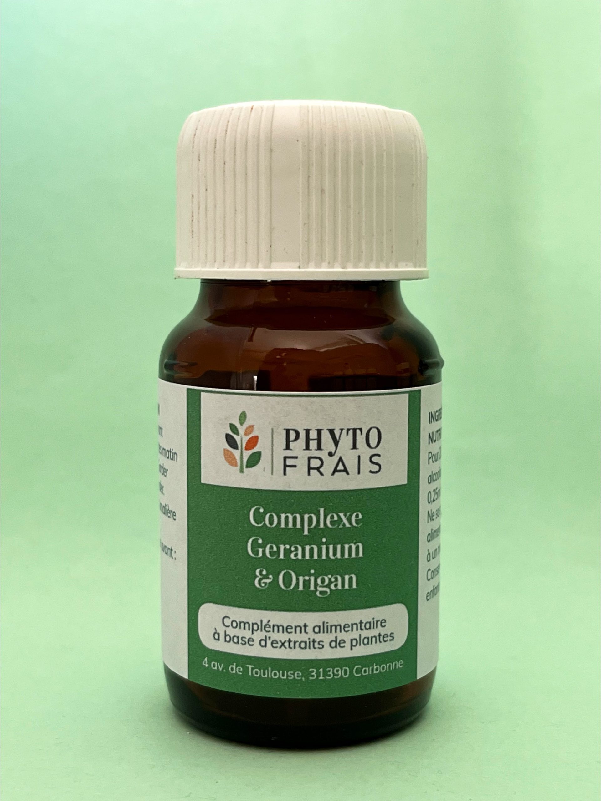 Flacon d'un complément alimentaire, de la marque Phytofrais, à base d'extraits de geranium et origan sur fond vert clair